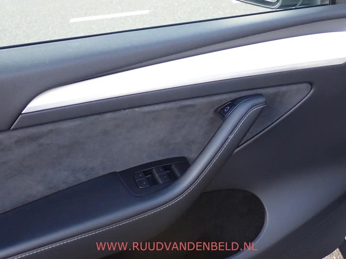 Long Range AWD 75kWh 90%SOH TREKHAAK + 20-INCH / PREMIUM-WHITE INTERIEUR