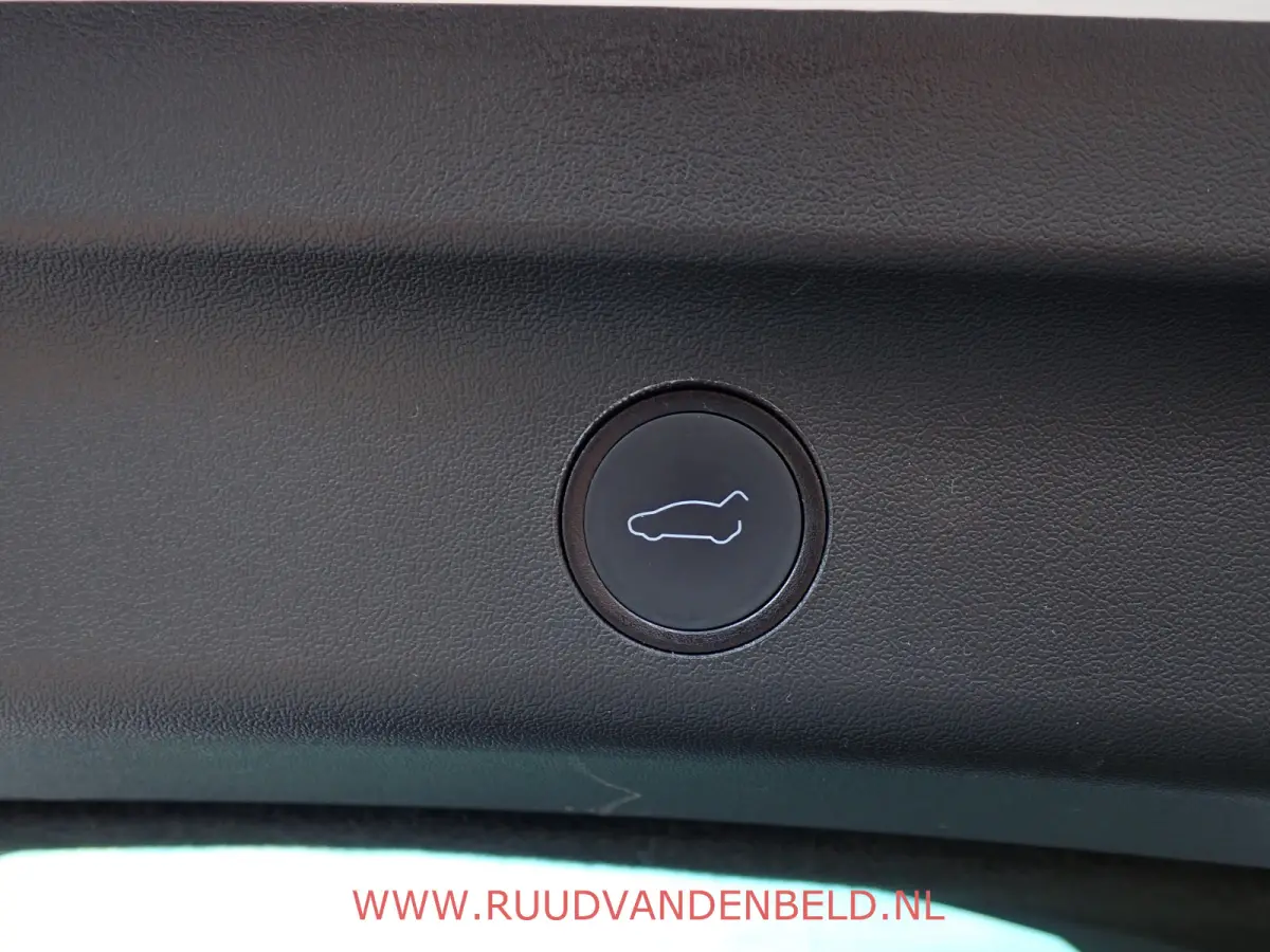 Long Range AWD 75kWh 90%SOH TREKHAAK + 20-INCH / PREMIUM-WHITE INTERIEUR