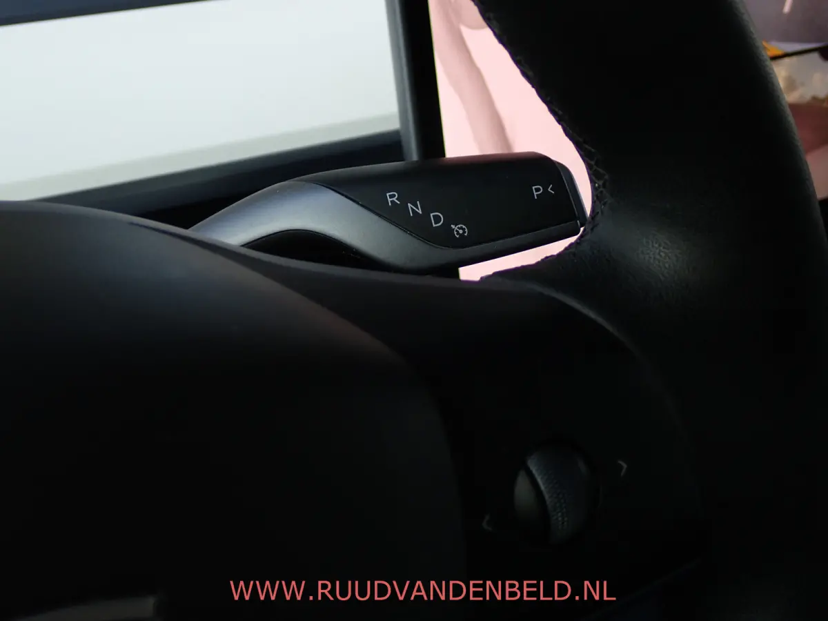 Long Range AWD 75kWh 90%SOH TREKHAAK + 20-INCH / PREMIUM-WHITE INTERIEUR