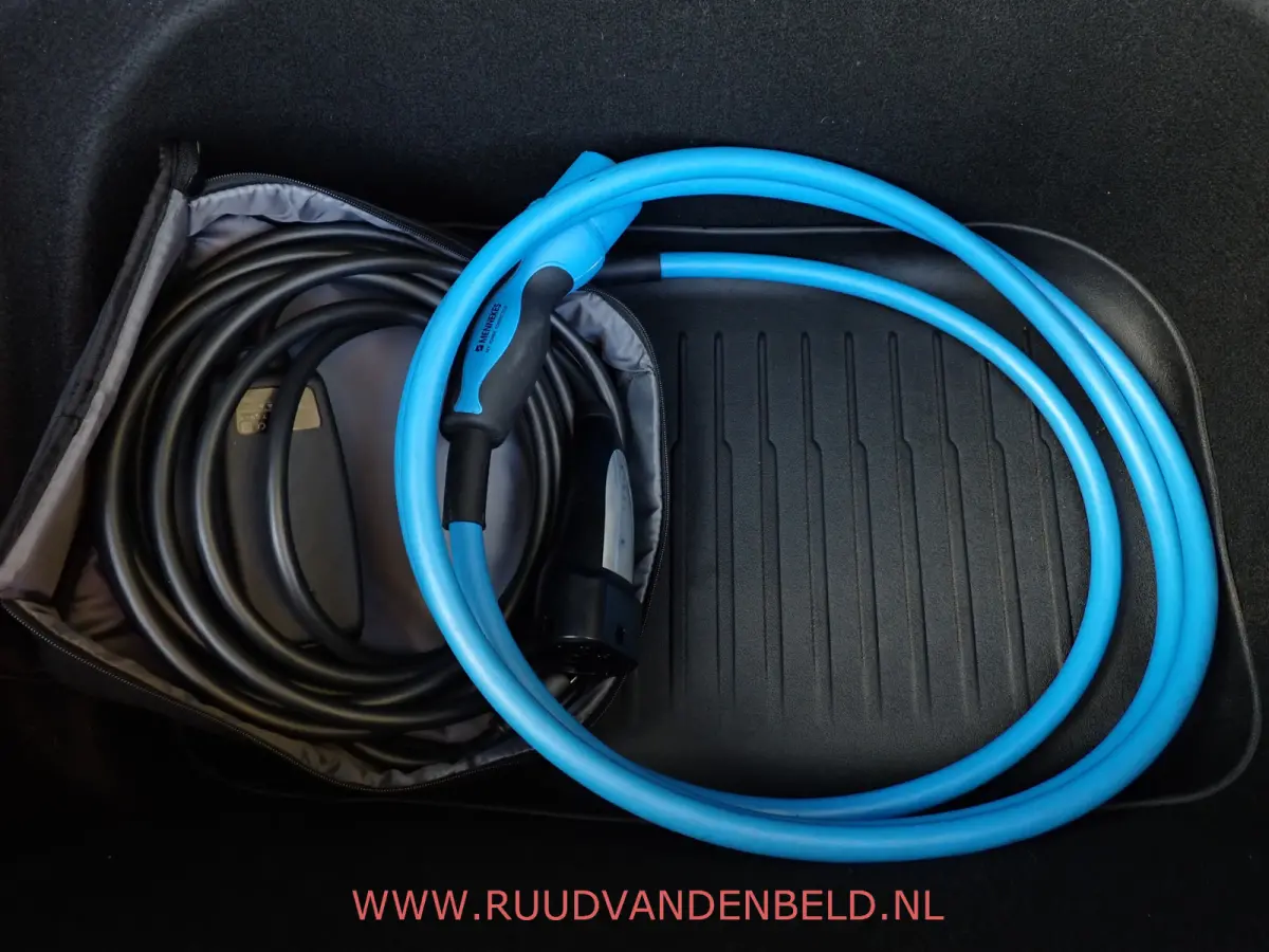 Long Range AWD 75kWh 90%SOH TREKHAAK + 20-INCH / PREMIUM-WHITE INTERIEUR
