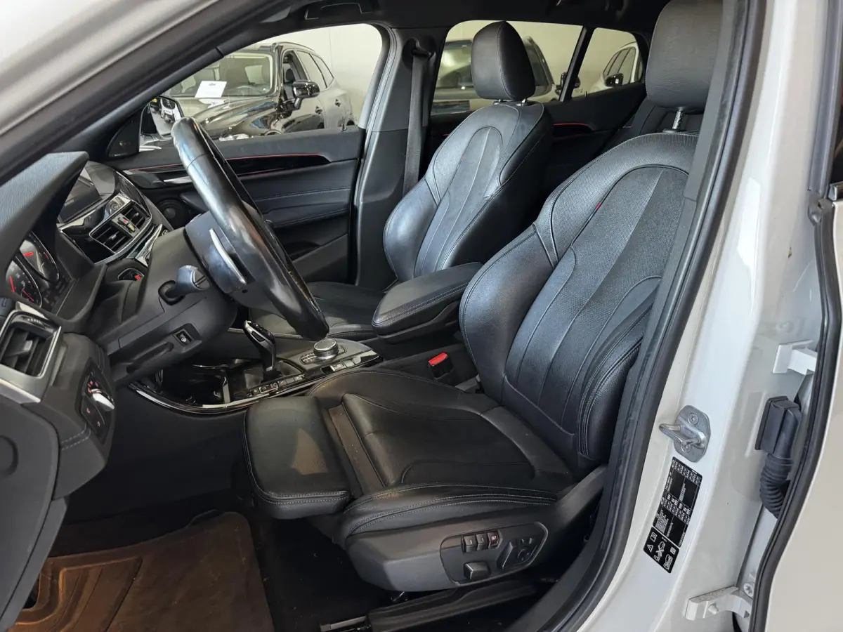 2.0i xDrive High Executive 192 PK | M sport | Pano | Trekhaak | Elek stoelen | 19 Inch