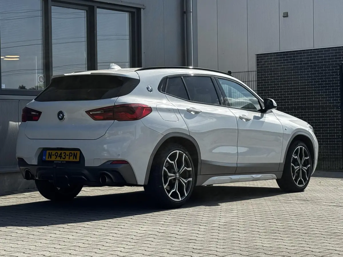 2.0i xDrive High Executive 192 PK | M sport | Pano | Trekhaak | Elek stoelen | 19 Inch