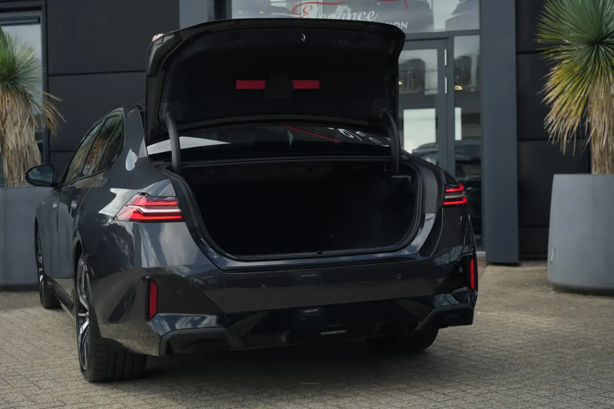 530e M Sport Edition | 300PK | Pano | Harman Kardon | 360° | HUD | Driving Assistant Professional | BMW 530e M Sport Edition 300 PK Plug-in Hybrid met 2.0 viercilinder, panoramadak, Head-Up