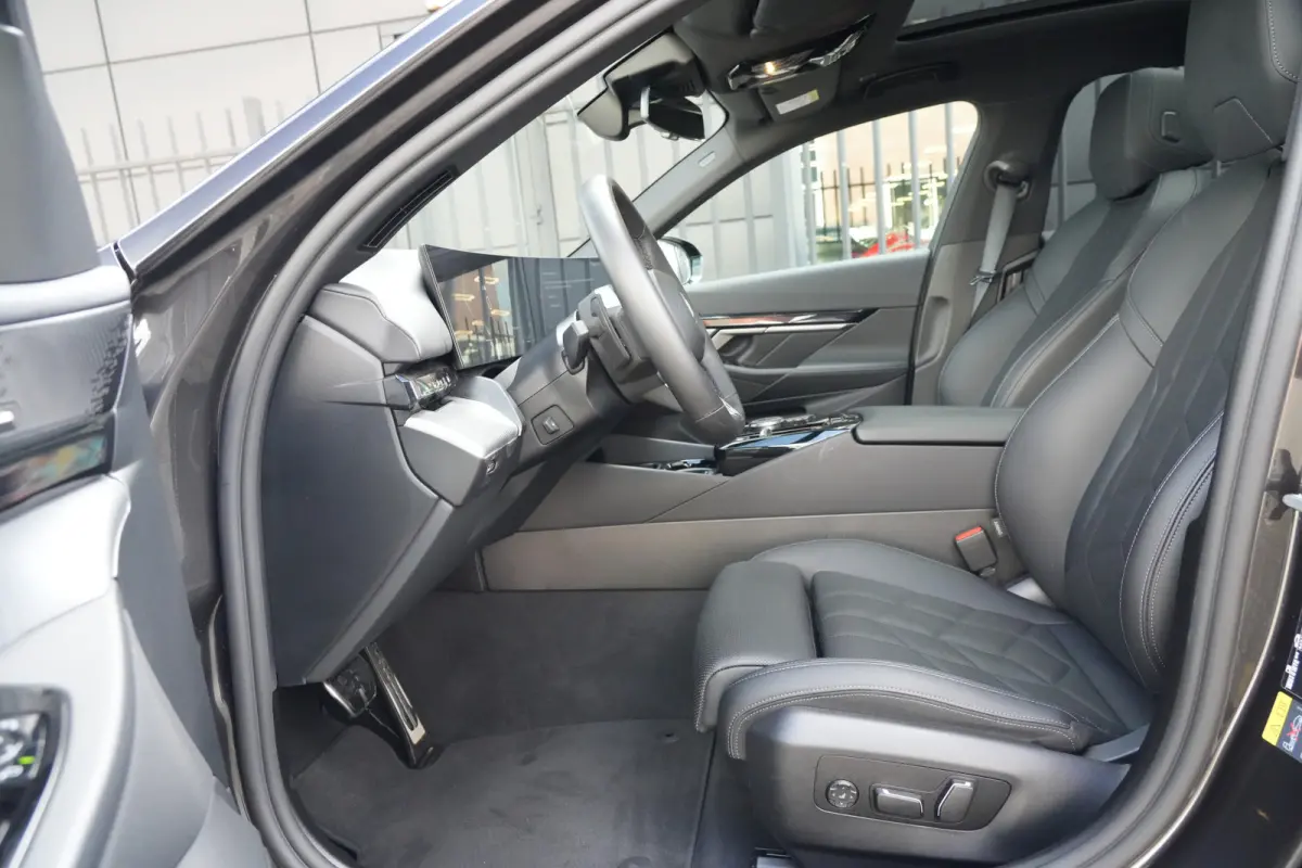 530e M Sport Edition | 300PK | Pano | Harman Kardon | 360° | HUD | Driving Assistant Professional | BMW 530e M Sport Edition 300 PK Plug-in Hybrid met 2.0 viercilinder, panoramadak, Head-Up