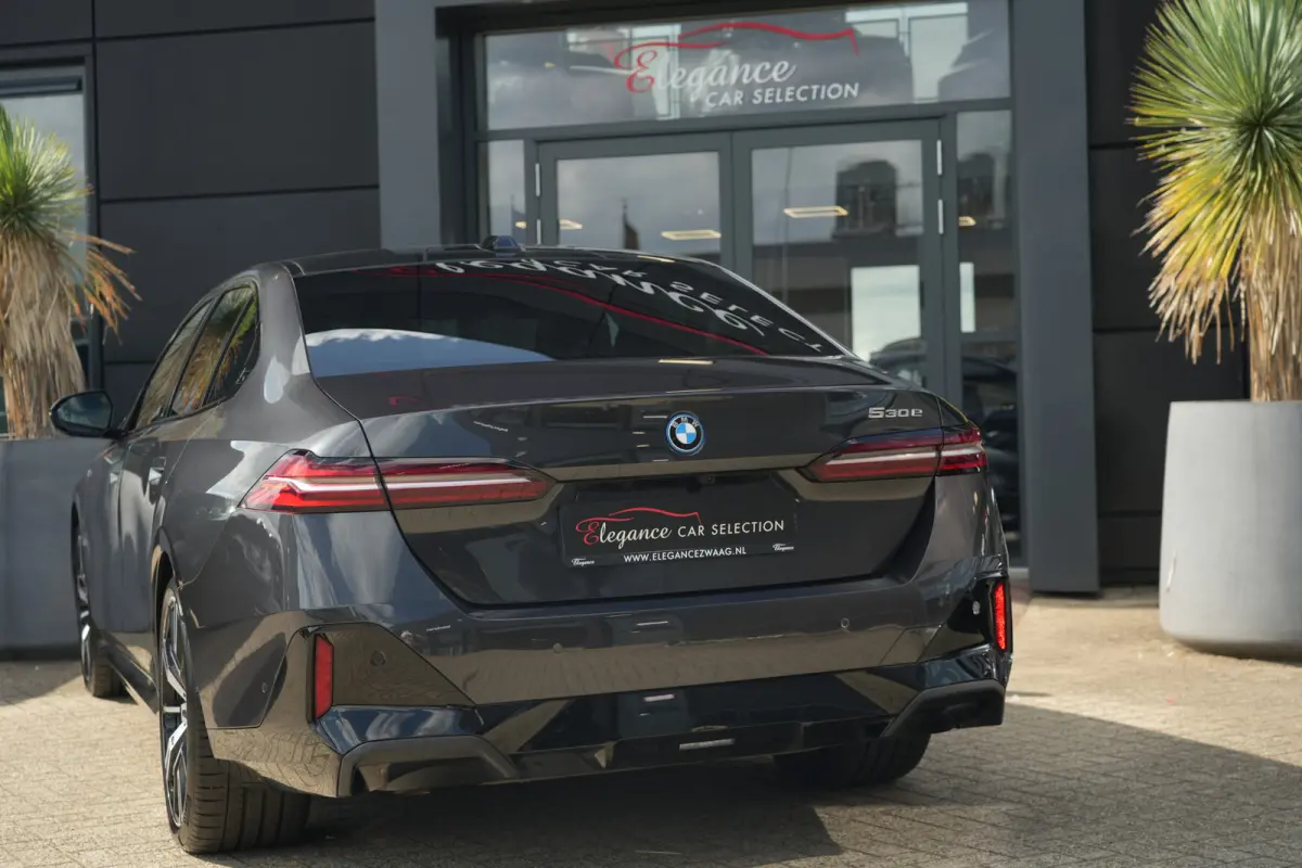 530e M Sport Edition | 300PK | Pano | Harman Kardon | 360° | HUD | Driving Assistant Professional | BMW 530e M Sport Edition 300 PK Plug-in Hybrid met 2.0 viercilinder, panoramadak, Head-Up