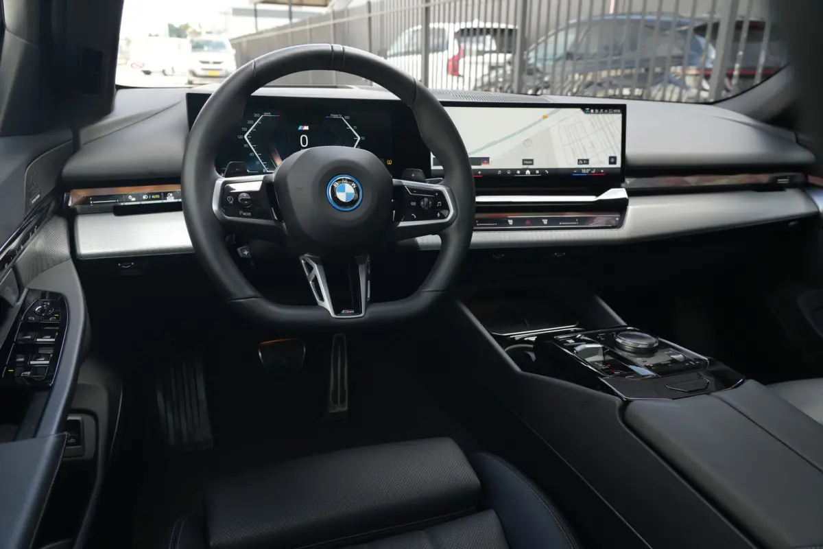 530e M Sport Edition | 300PK | Pano | Harman Kardon | 360° | HUD | Driving Assistant Professional | BMW 530e M Sport Edition 300 PK Plug-in Hybrid met 2.0 viercilinder, panoramadak, Head-Up