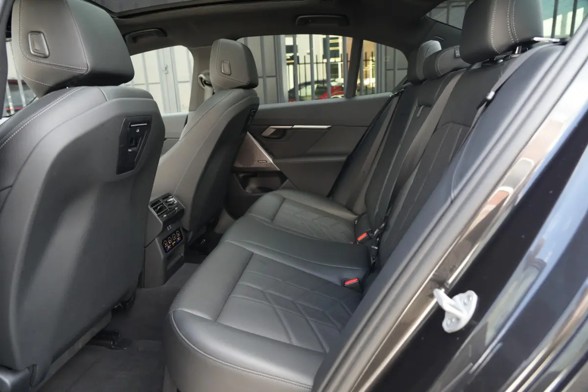 530e M Sport Edition | 300PK | Pano | Harman Kardon | 360° | HUD | Driving Assistant Professional | BMW 530e M Sport Edition 300 PK Plug-in Hybrid met 2.0 viercilinder, panoramadak, Head-Up