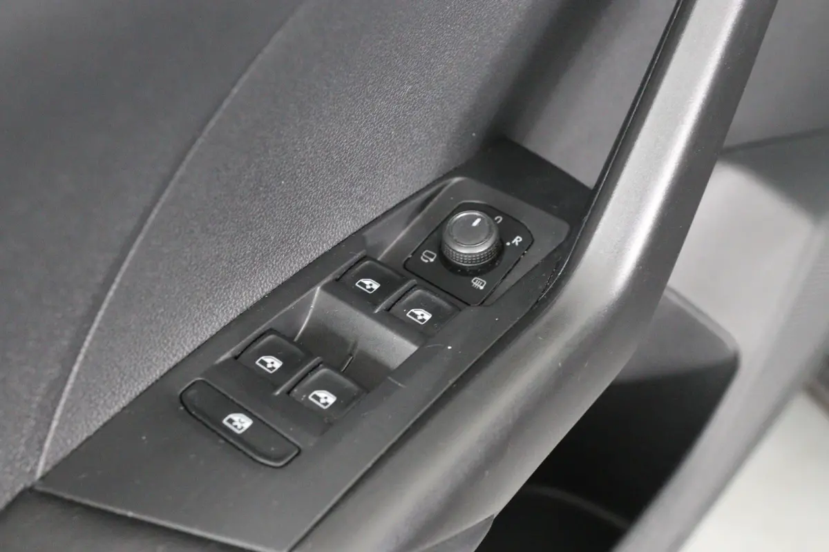 1.0 TSI Life | Automaat! | Navi By App | Cruise Adaptive | Clima | Parkeersensoren V+A | DAB | Lichtmetalen Velgen