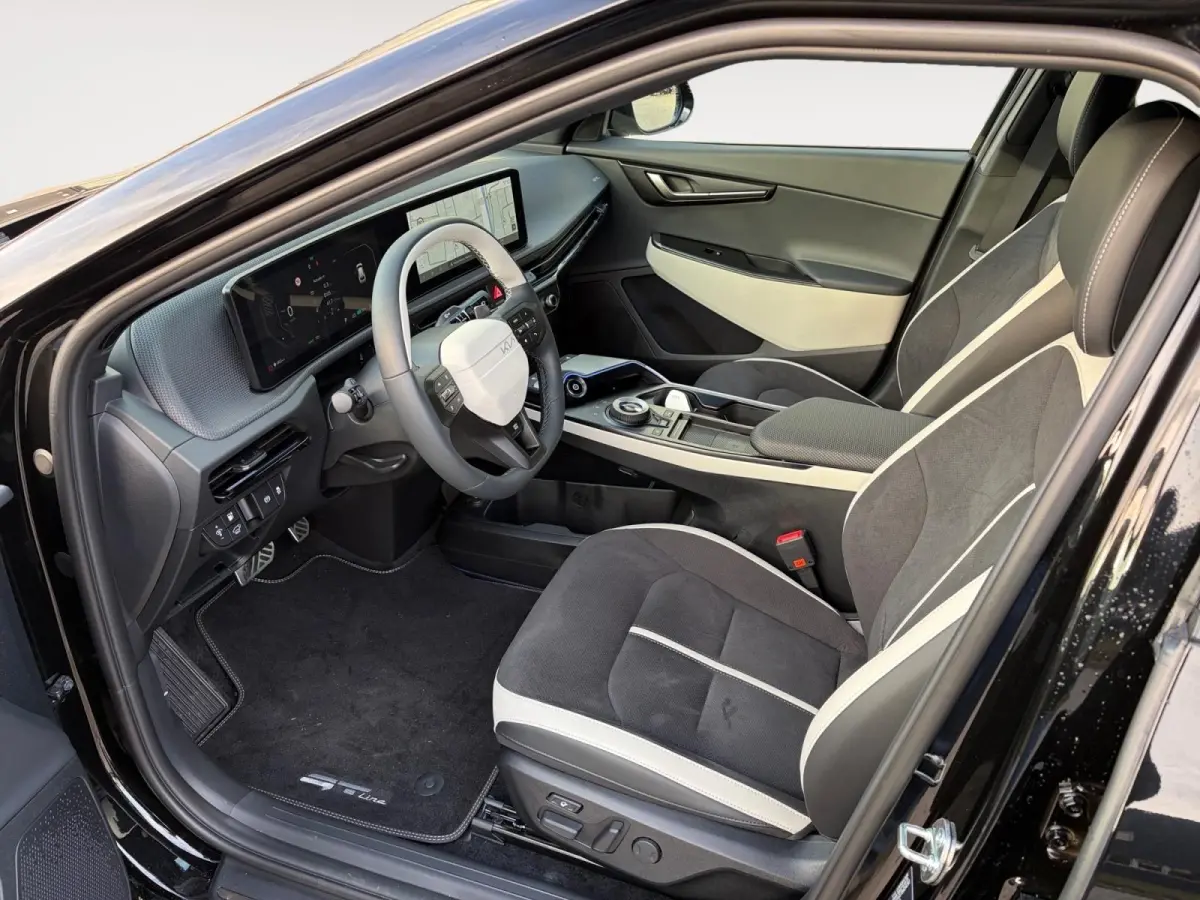 GT-Line Business Edition 84 kWh | Rijdende Demo ! | Draadloos Apple Carplay / Android Auto | Navigatiesysteem | Elektrisch Verstelbare voorstoelen | Licht + Regensensor | Stoelverwarming+ St