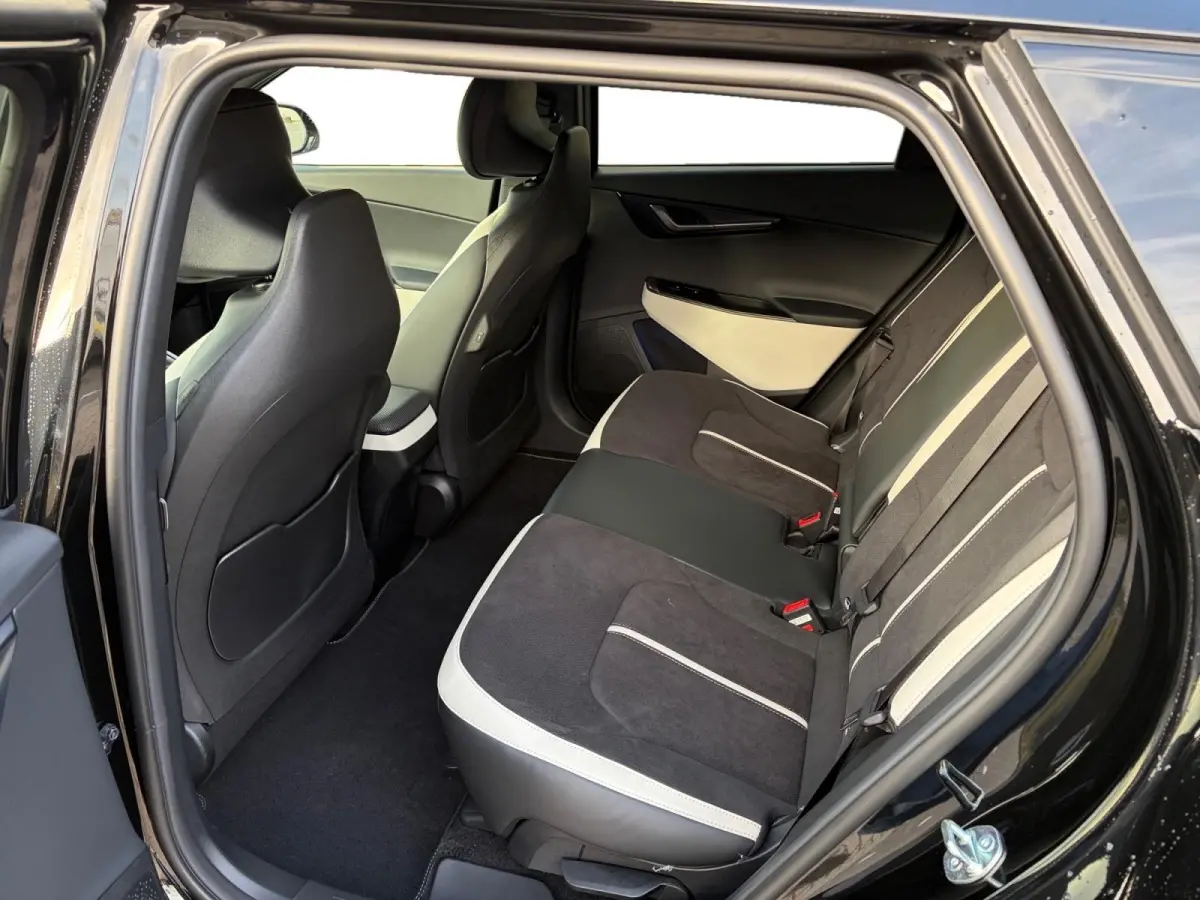 GT-Line Business Edition 84 kWh | Rijdende Demo ! | Draadloos Apple Carplay / Android Auto | Navigatiesysteem | Elektrisch Verstelbare voorstoelen | Licht + Regensensor | Stoelverwarming+ St