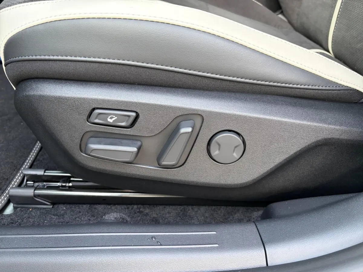 GT-Line Business Edition 84 kWh | Rijdende Demo ! | Draadloos Apple Carplay / Android Auto | Navigatiesysteem | Elektrisch Verstelbare voorstoelen | Licht + Regensensor | Stoelverwarming+ St