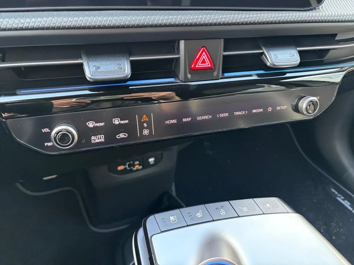 GT-Line Business Edition 84 kWh | Rijdende Demo ! | Draadloos Apple Carplay / Android Auto | Navigatiesysteem | Elektrisch Verstelbare voorstoelen | Licht + Regensensor | Stoelverwarming+ St