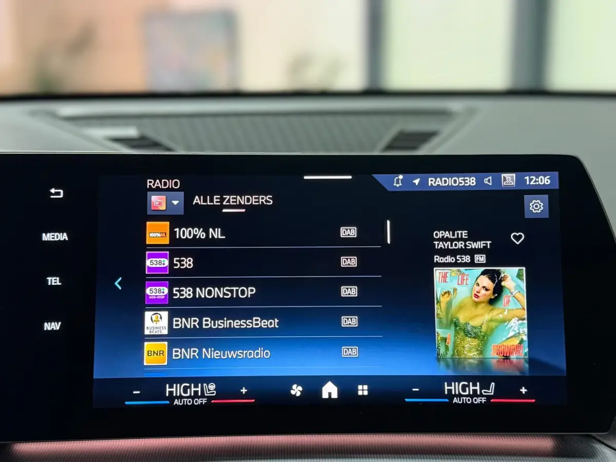 SDrive20i M Sport Pano Sportstoelen ACC Trekhaak Navi LED Camera Carplay