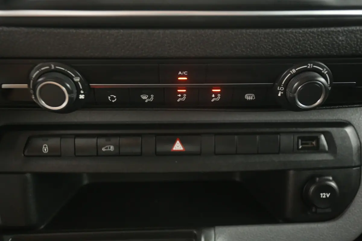 Opel Vivaro-e 75 kWh L2H1 | Snelladen | SOH 96% | 3 Zits | Airco | Cruise | Carplay | Parkeersens.