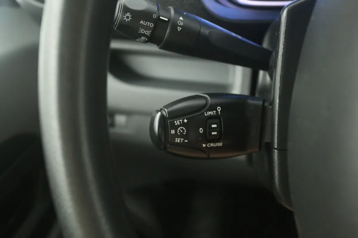 Opel Vivaro-e 75 kWh L2H1 | Snelladen | SOH 96% | 3 Zits | Airco | Cruise | Carplay | Parkeersens.