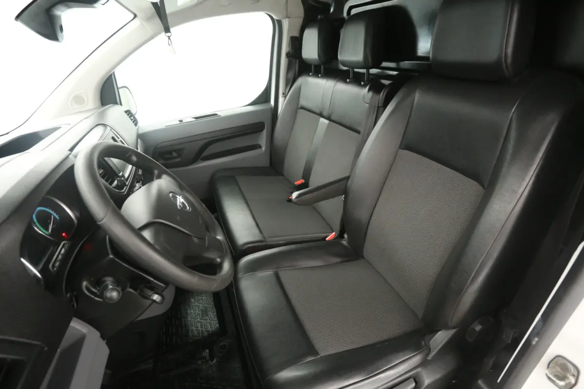 Opel Vivaro-e 75 kWh L2H1 | Snelladen | SOH 96% | 3 Zits | Airco | Cruise | Carplay | Parkeersens.