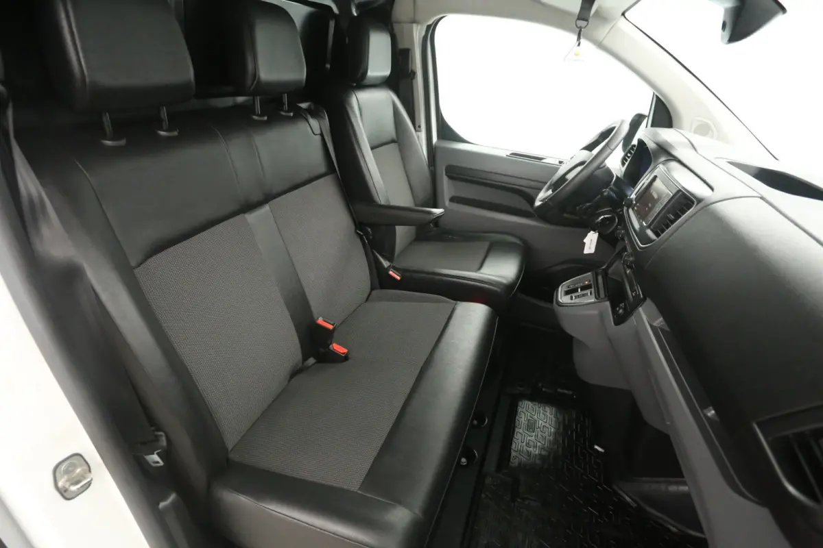 Opel Vivaro-e 75 kWh L2H1 | Snelladen | SOH 96% | 3 Zits | Airco | Cruise | Carplay | Parkeersens.