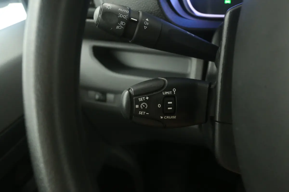 Opel Vivaro-e L2H1 75 kWh Long Range | Snelladen | SOH 87% | Airco | Cruise | 3 Zits | Carplay | Parkeersens.