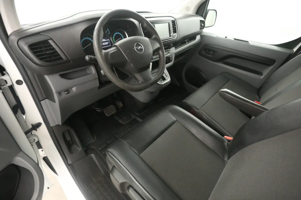 Opel Vivaro-e L2H1 75 kWh Long Range | Snelladen | SOH 87% | Airco | Cruise | 3 Zits | Carplay | Parkeersens.