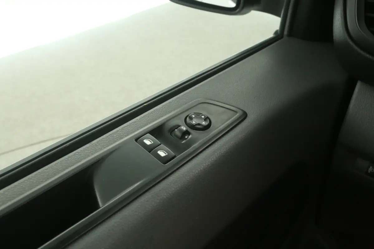 Opel Vivaro-e L2H1 75 kWh Long Range | Snelladen | SOH 87% | Airco | Cruise | 3 Zits | Carplay | Parkeersens.