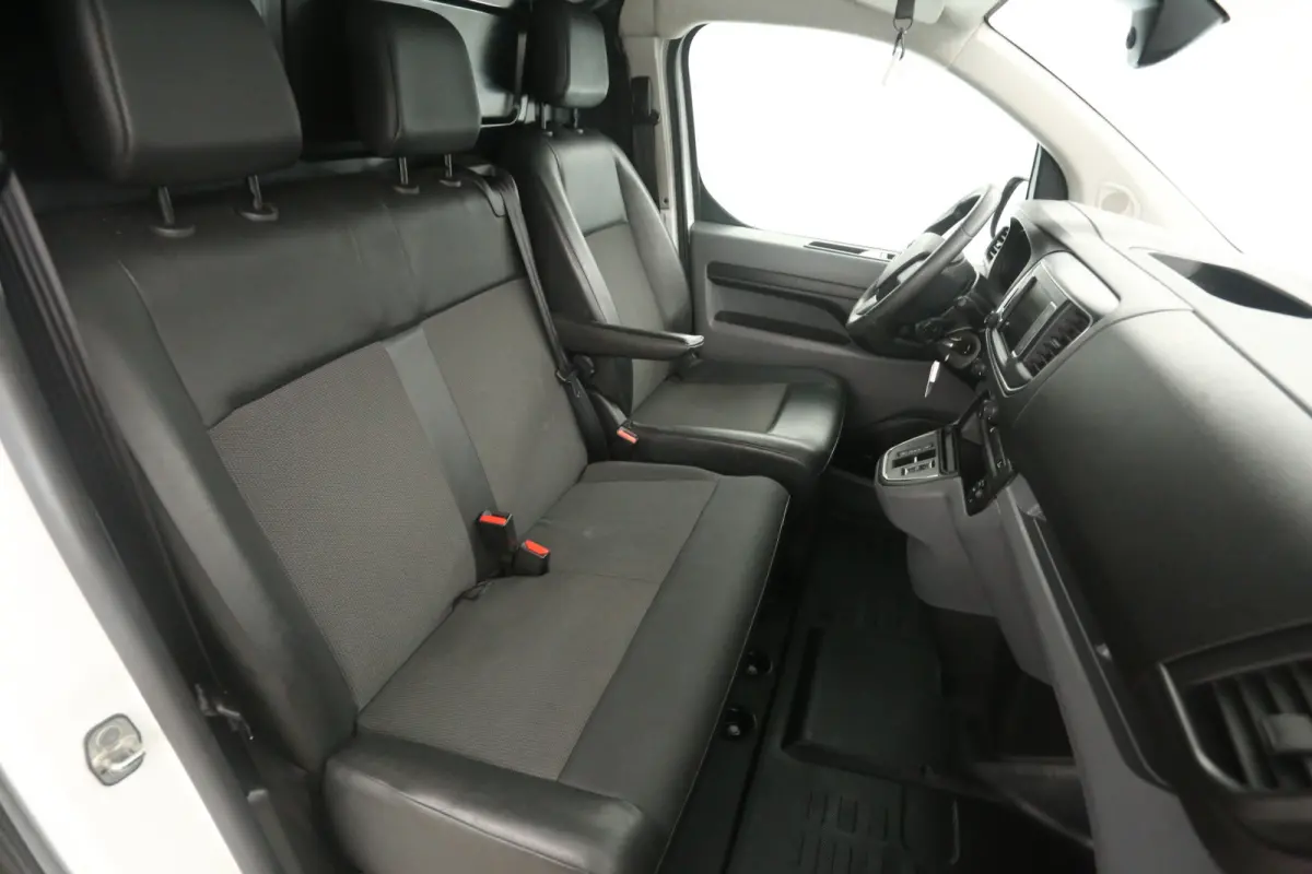Opel Vivaro-e L2H1 75 kWh Long Range | Snelladen | SOH 87% | Airco | Cruise | 3 Zits | Carplay | Parkeersens.
