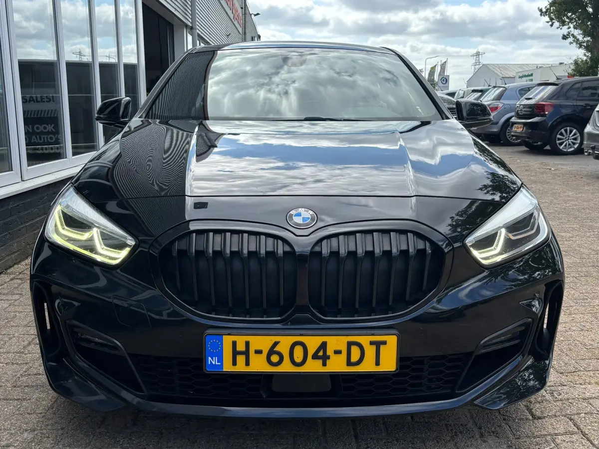 118i Executive Edition | M Pakket | Leer | Apple Carplay | Sfeerverlichting | Parkeersensoren