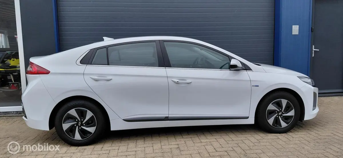 1.6 GDi hybrid ,Camera,Adaptive,Infinity audio