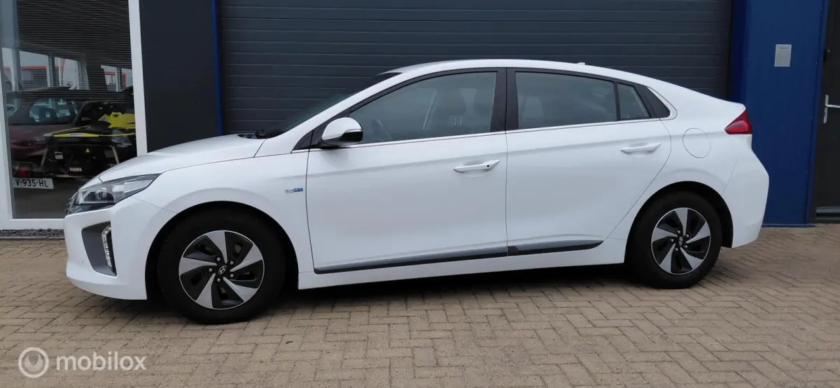 1.6 GDi hybrid ,Camera,Adaptive,Infinity audio