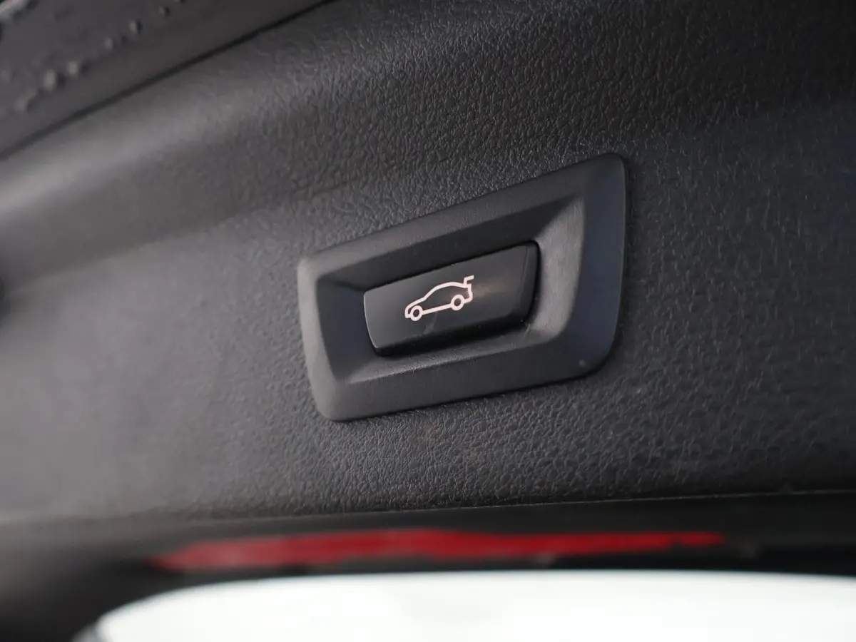 sDrive20i 178 PK AUT. HIGH EXECUTIVE EDITION + TREKHAAK | CAMERA | HEAD-UP | LEDER