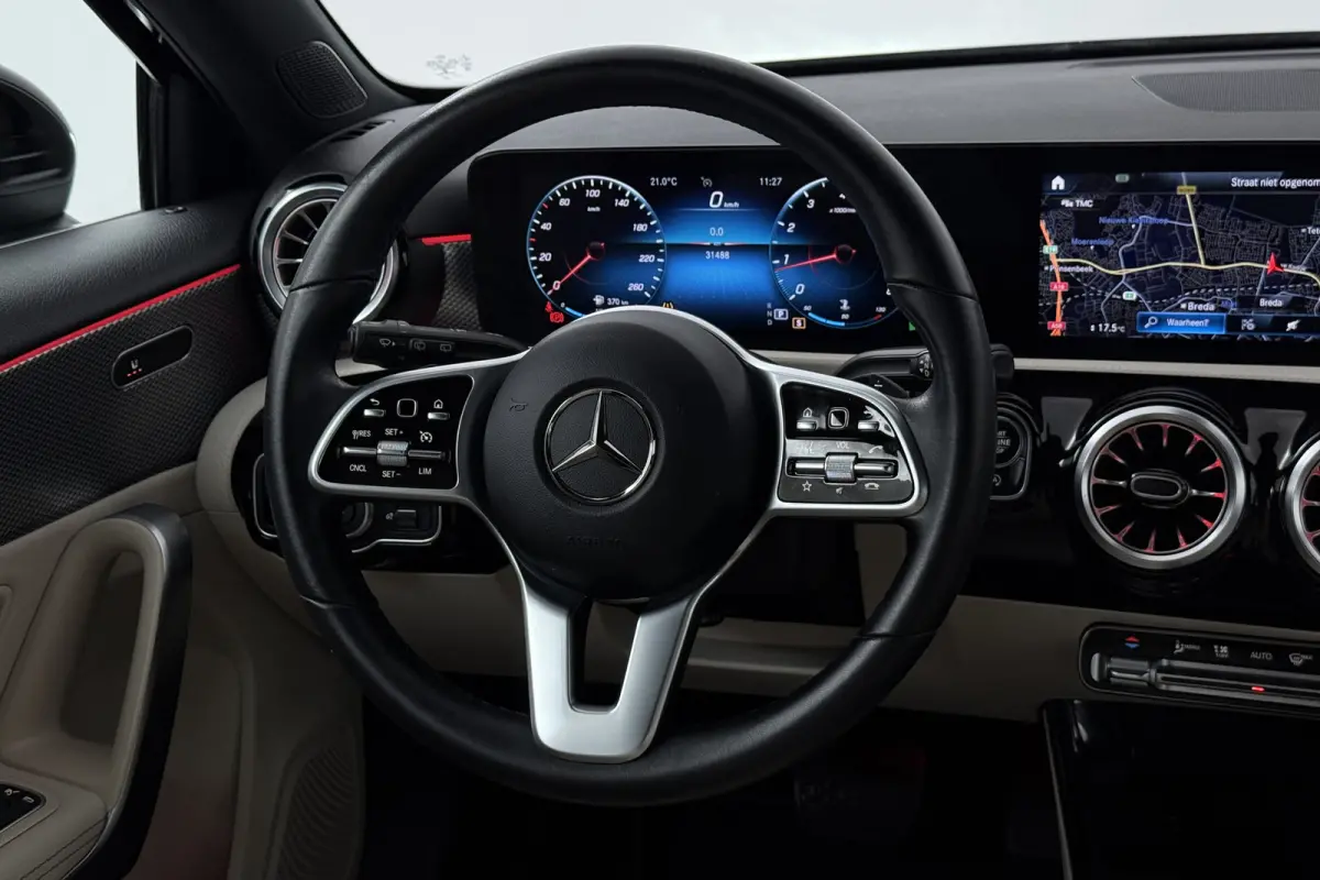 180 Business Solution Luxury (STOELVERWARMING, SFEERVERLICHTING, NAVIGATIE, CAMERA, PARKEERSENSOREN)