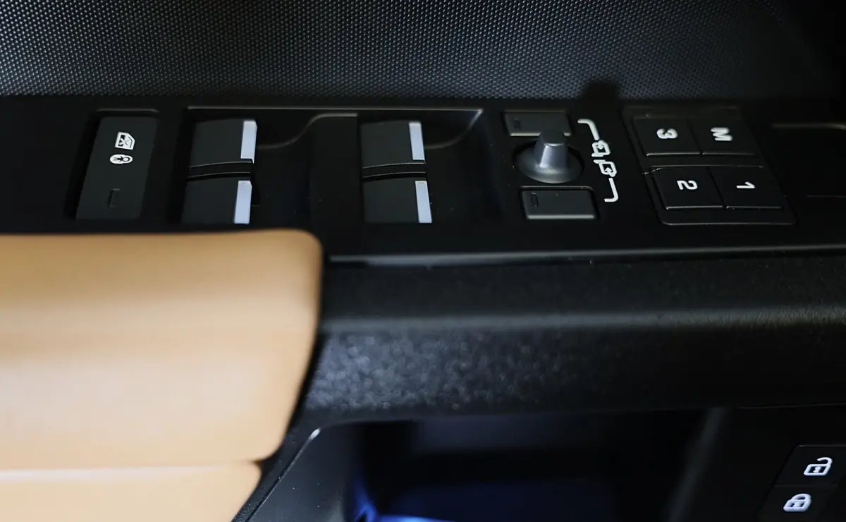 2.0 P300e 110 X-Dynamic HSE / Head Up / Memory / Elek Stoelen / Acc / Lane Assist / 360 Camera / Open Pano