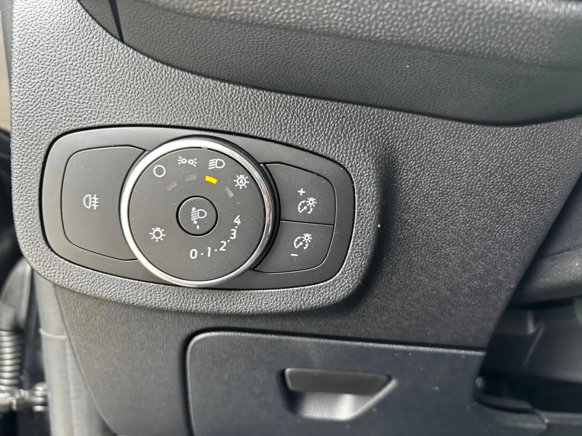 1.0 EcoBoost Connected| zeer weinig km s | als NIEUW|Zwart metallic |stoelen hoogte verstelbaar|