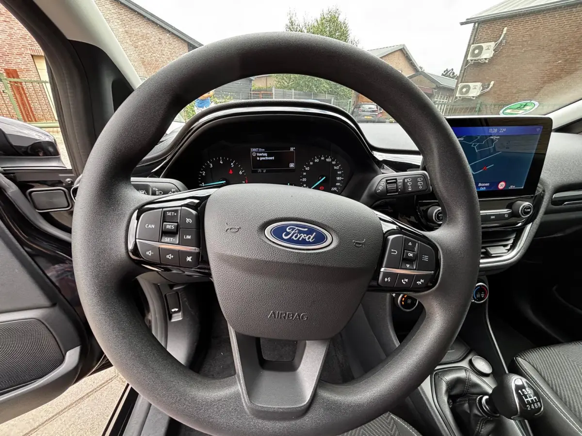 1.0 EcoBoost Connected| zeer weinig km s | als NIEUW|Zwart metallic |stoelen hoogte verstelbaar|