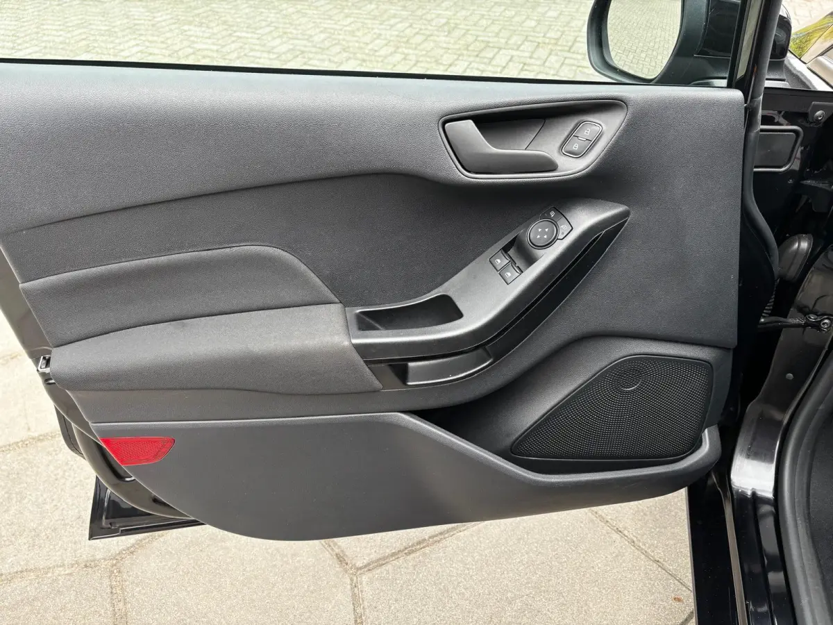 1.0 EcoBoost Connected| zeer weinig km s | als NIEUW|Zwart metallic |stoelen hoogte verstelbaar|