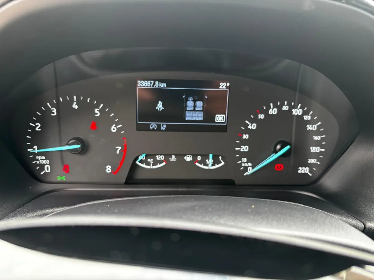 1.0 EcoBoost Connected| zeer weinig km s | als NIEUW|Zwart metallic |stoelen hoogte verstelbaar|