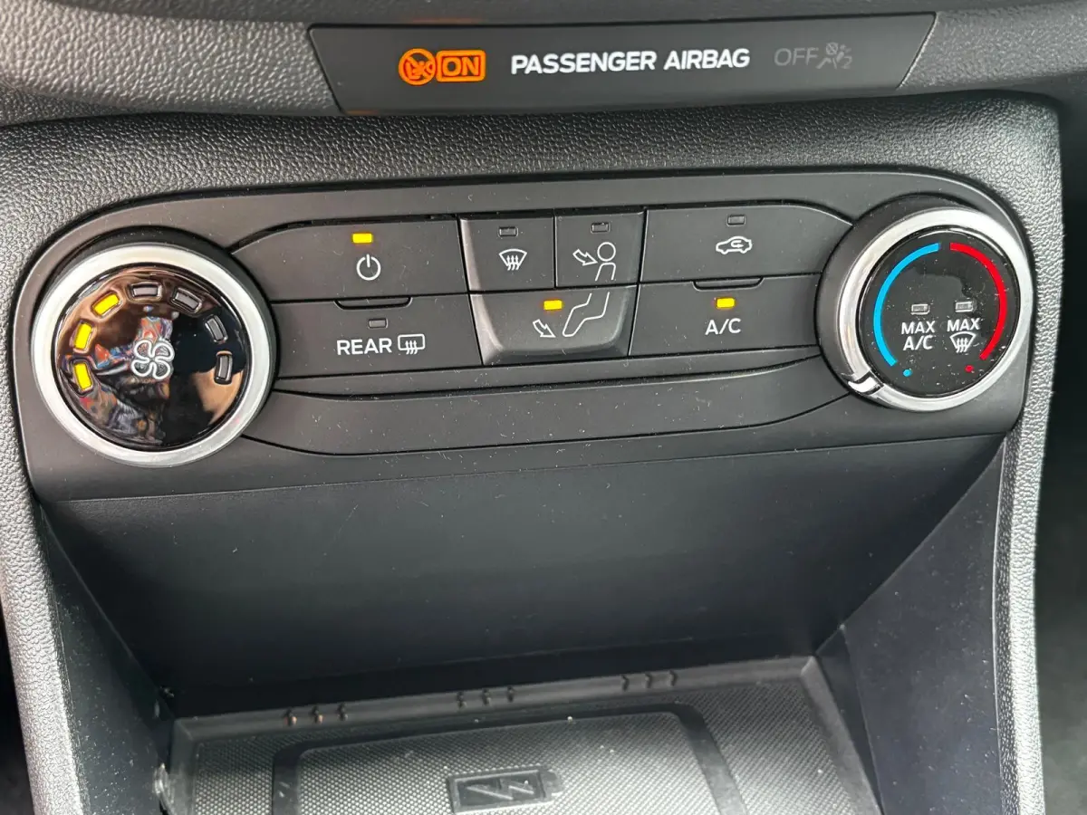 1.0 EcoBoost Connected| zeer weinig km s | als NIEUW|Zwart metallic |stoelen hoogte verstelbaar|