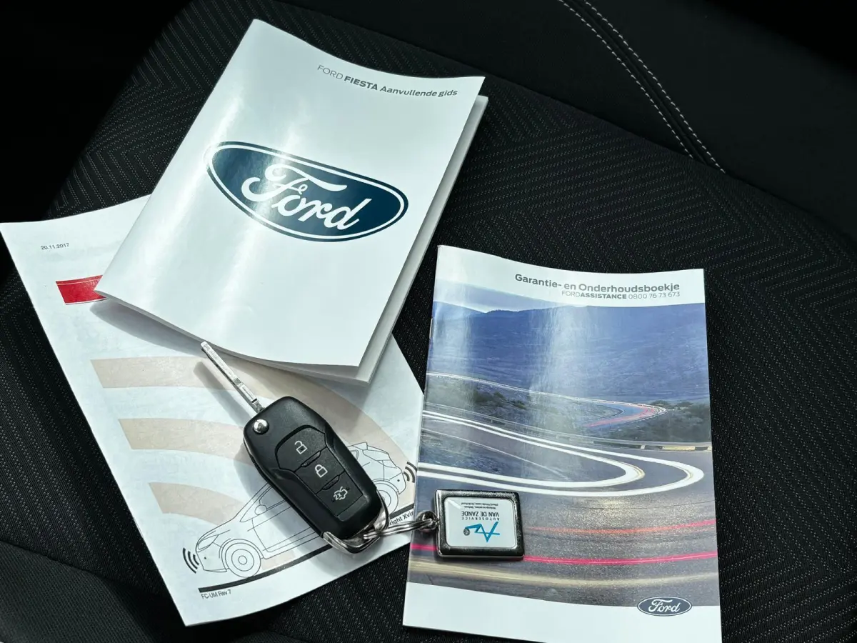 1.0 EcoBoost Connected| zeer weinig km s | als NIEUW|Zwart metallic |stoelen hoogte verstelbaar|