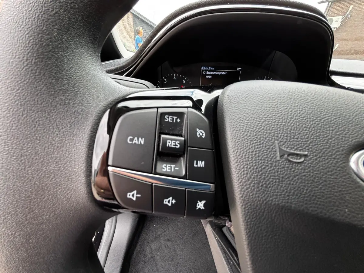 1.0 EcoBoost Connected| zeer weinig km s | als NIEUW|Zwart metallic |stoelen hoogte verstelbaar|