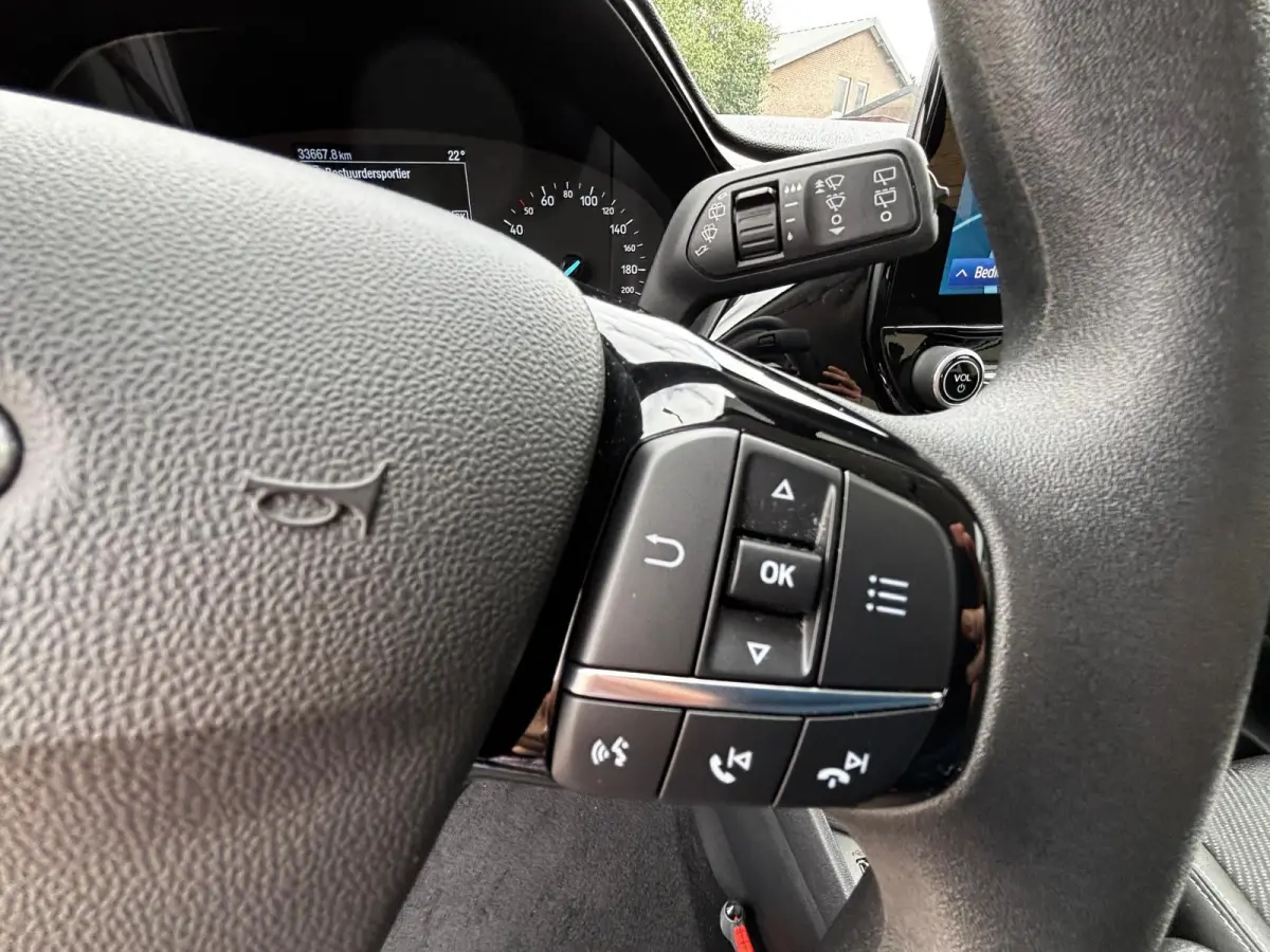 1.0 EcoBoost Connected| zeer weinig km s | als NIEUW|Zwart metallic |stoelen hoogte verstelbaar|