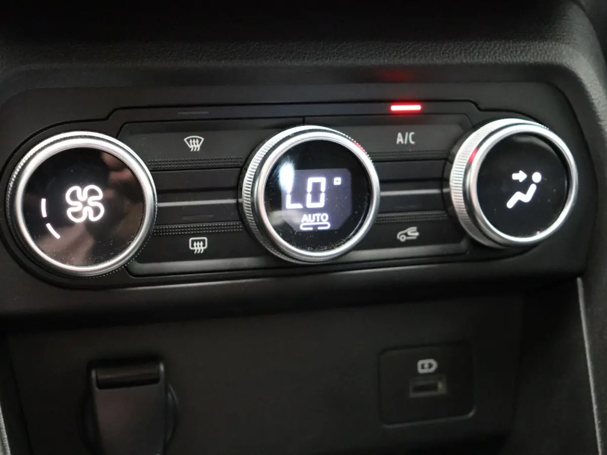 TCe 100pk Bi-Fuel Expression | 1e Eigenaar | Climate control | Trekhaak | Navigatie | Dealer onderhouden |