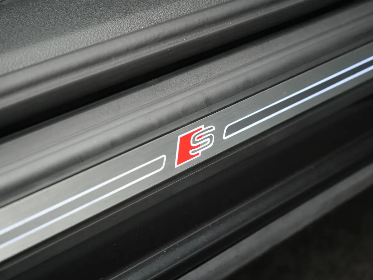 55 TFSI e S Line PHEV 367pk Dealer O.H. | Trekhaak Af Fabriek | 360 Camera | Alcantara Sportstoelen Verwarmd | Cruise Control | Keyless | Sfeerverlichting | Virtual | Navigatie | DAB | 20"L.