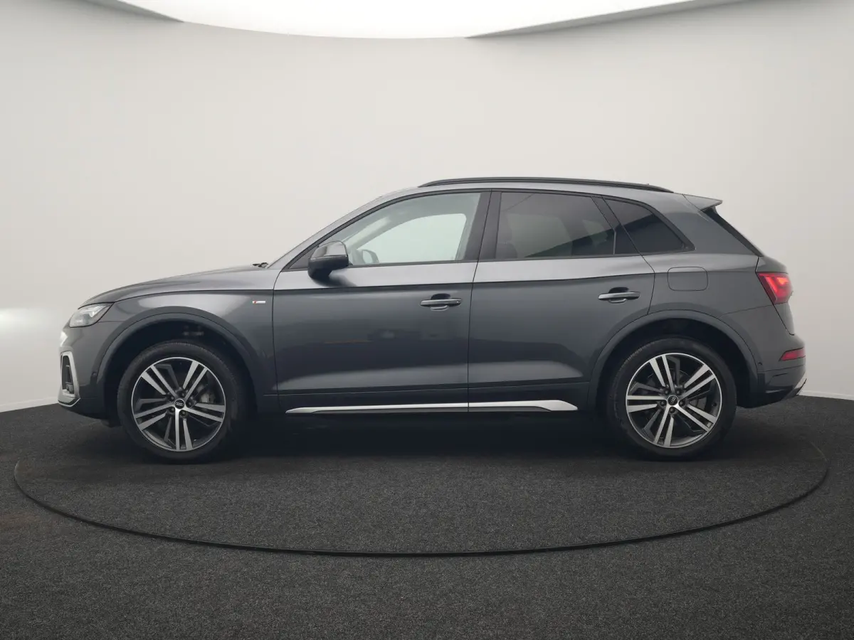 55 TFSI e S Line PHEV 367pk Dealer O.H. | Trekhaak Af Fabriek | 360 Camera | Alcantara Sportstoelen Verwarmd | Cruise Control | Keyless | Sfeerverlichting | Virtual | Navigatie | DAB | 20"L.