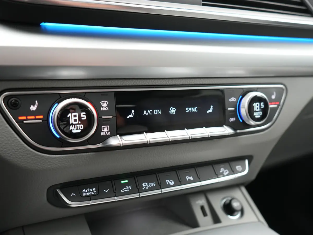 55 TFSI e S Line PHEV 367pk Dealer O.H. | Trekhaak Af Fabriek | 360 Camera | Alcantara Sportstoelen Verwarmd | Cruise Control | Keyless | Sfeerverlichting | Virtual | Navigatie | DAB | 20"L.