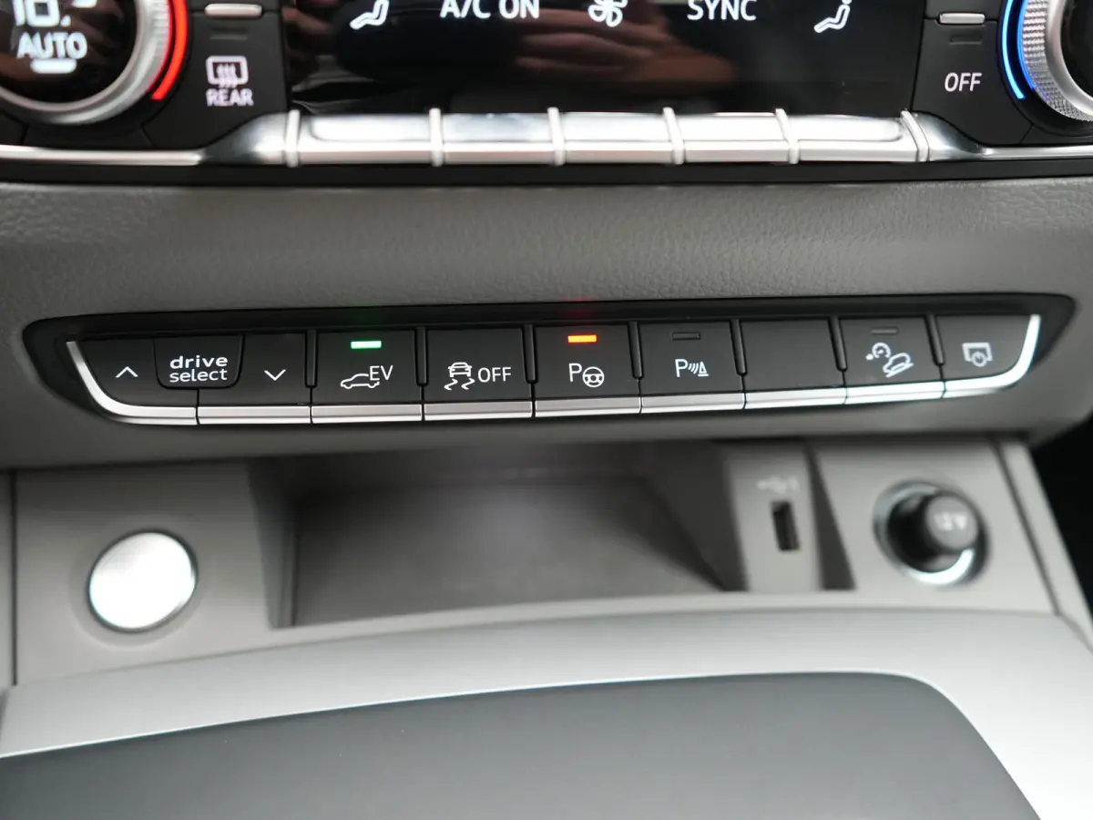 55 TFSI e S Line PHEV 367pk Dealer O.H. | Trekhaak Af Fabriek | 360 Camera | Alcantara Sportstoelen Verwarmd | Cruise Control | Keyless | Sfeerverlichting | Virtual | Navigatie | DAB | 20"L.