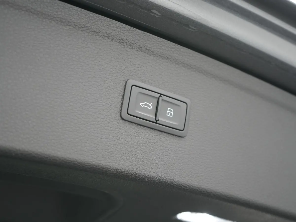 55 TFSI e S Line PHEV 367pk Dealer O.H. | Trekhaak Af Fabriek | 360 Camera | Alcantara Sportstoelen Verwarmd | Cruise Control | Keyless | Sfeerverlichting | Virtual | Navigatie | DAB | 20"L.
