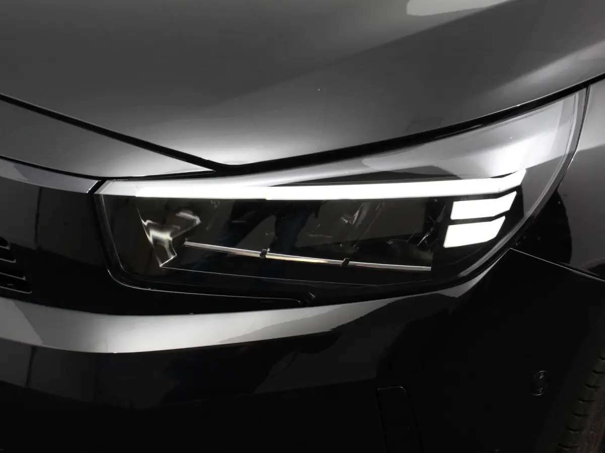 1.2 Turbo 110pk Hybrid Automaat GS DEMO! Navigatie Airco Cruise control Parkeersensoren Apple Carplay/ Android Auto Camera Lichtmetalen velgen LED