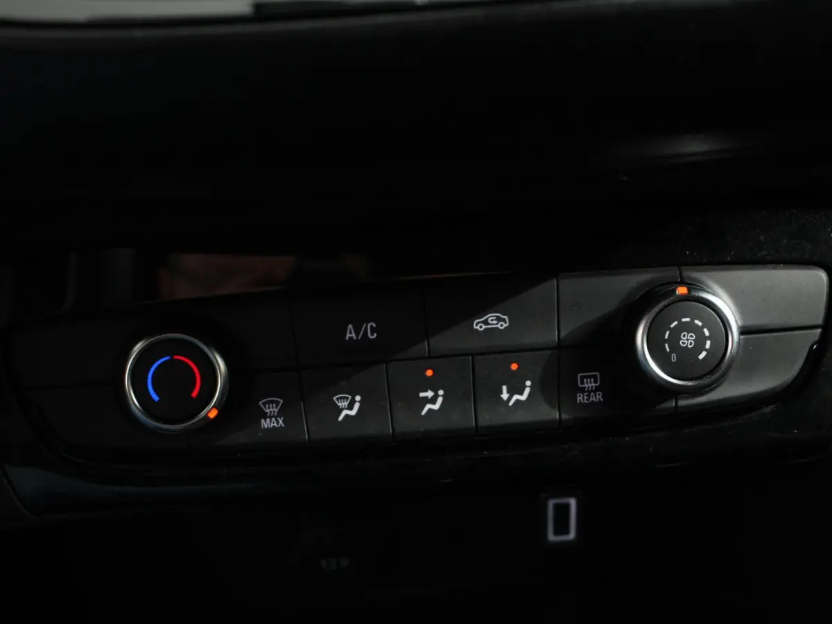 1.2 Turbo 110pk Hybrid Automaat GS DEMO! Navigatie Airco Cruise control Parkeersensoren Apple Carplay/ Android Auto Camera Lichtmetalen velgen LED