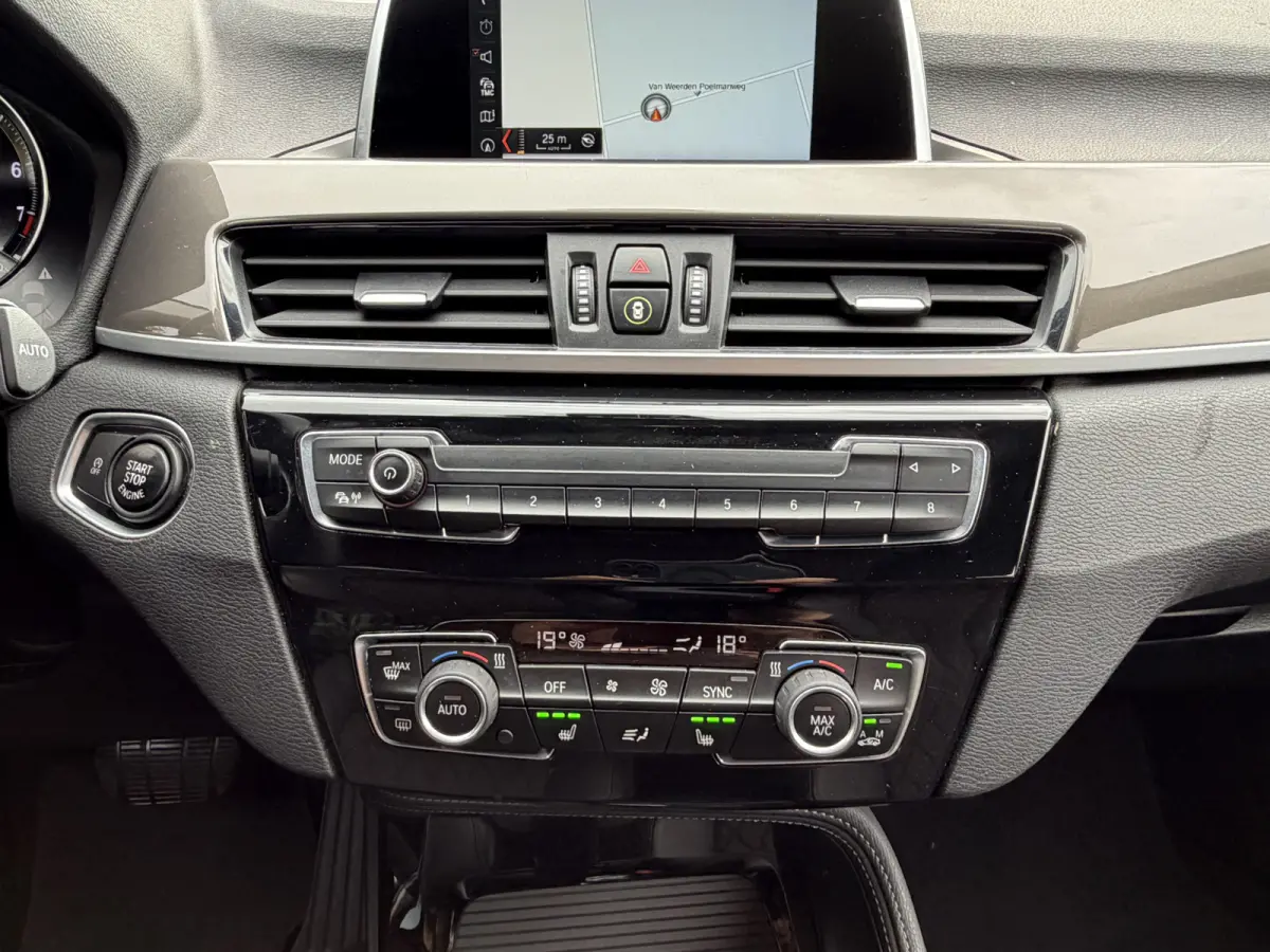 sDrive 1.8i Exe Aut Navi|LED|Cruis|PDC|Camera Zwart