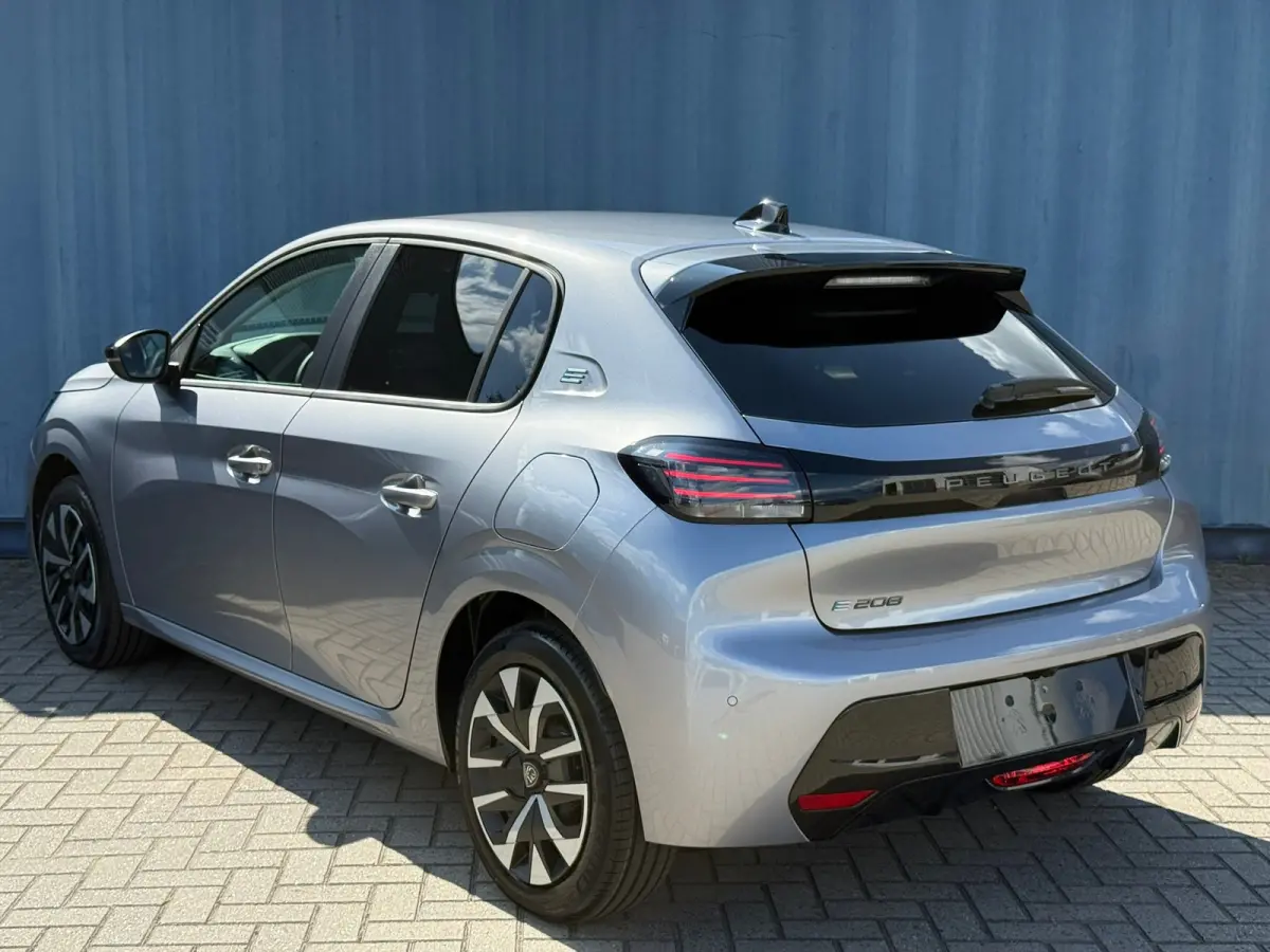 Business, (2025-H0) Achteruitrijcamera | Cruise control | Keyless | Standkachel | Apple carplay & Android auto