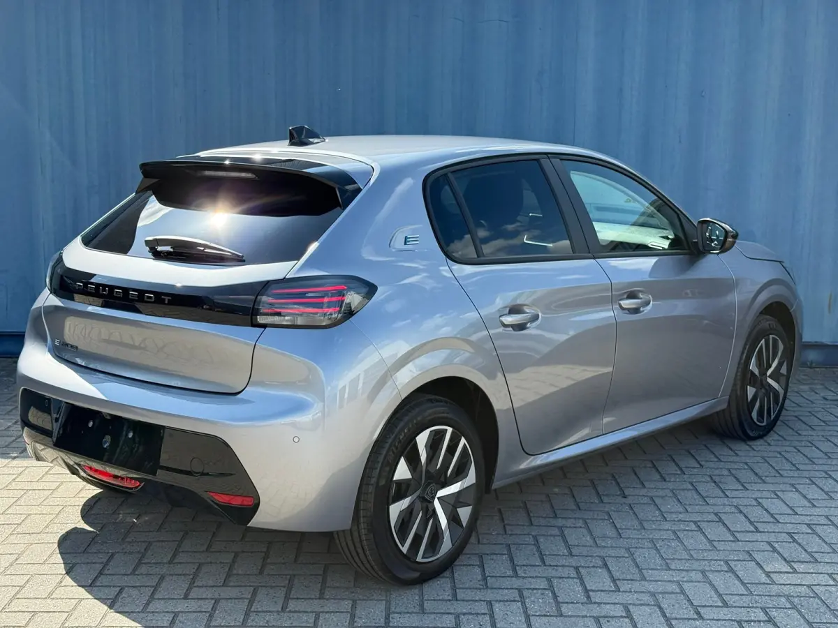 Business, (2025-H0) Achteruitrijcamera | Cruise control | Keyless | Standkachel | Apple carplay & Android auto